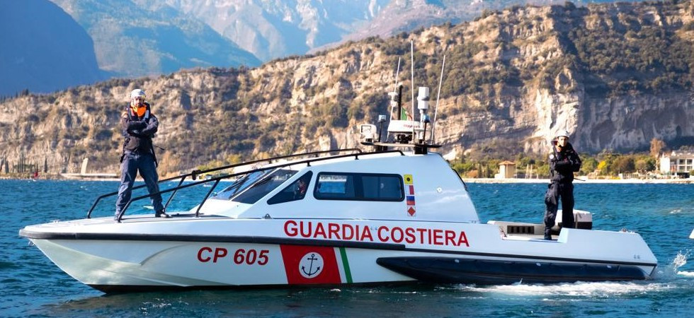 Con il motoscafo ignorano i divieti e superano i limiti di velocità nelle acque trentine: sanzionati dalla guardia costiera